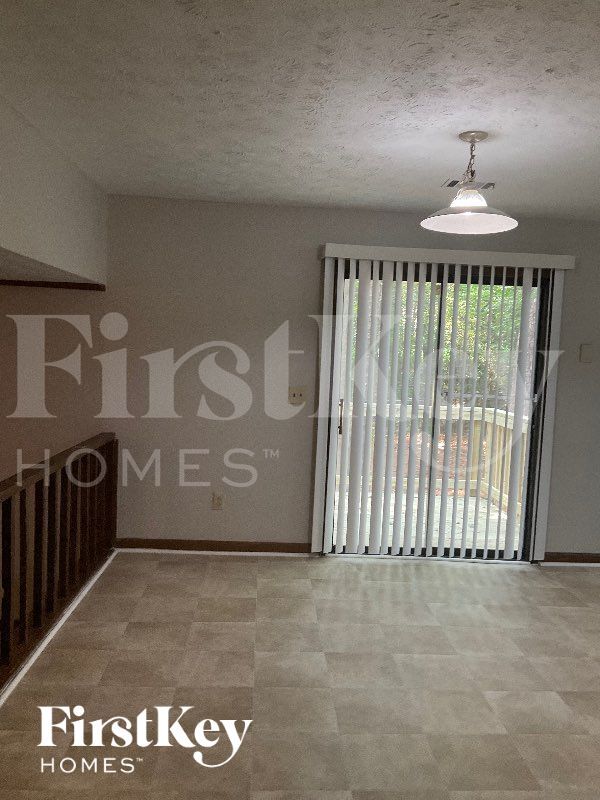 Building Photo - 9053 Southcrest Ct