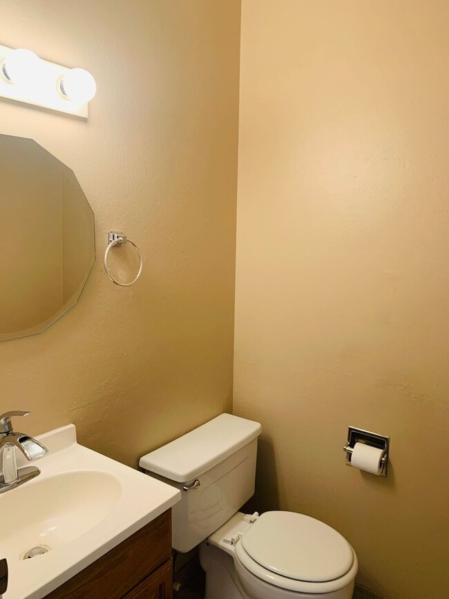 Building Photo - 2 Bed 2 Bath Condo