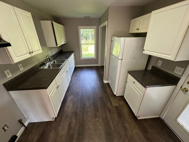 Building Photo - 3 bedroom, 2 bathroom- House in South Rome!