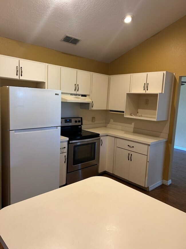 Building Photo - LOVELY 3BED, 2 BATH HOME