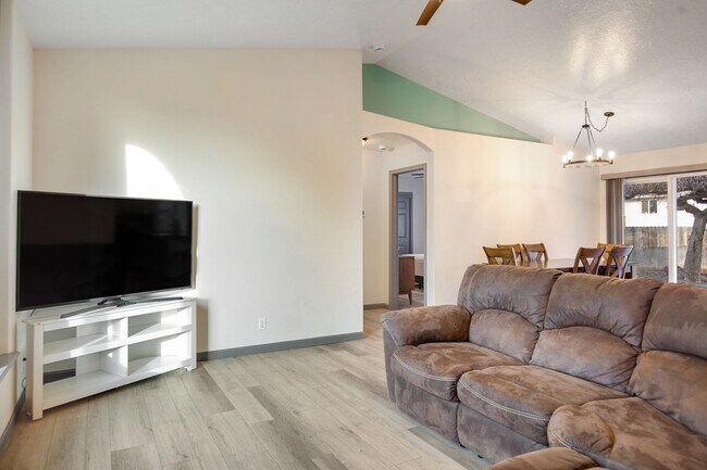 Foto del edificio - Furnished 3-Bedroom Home with Fenced Yard - Pet Friendly