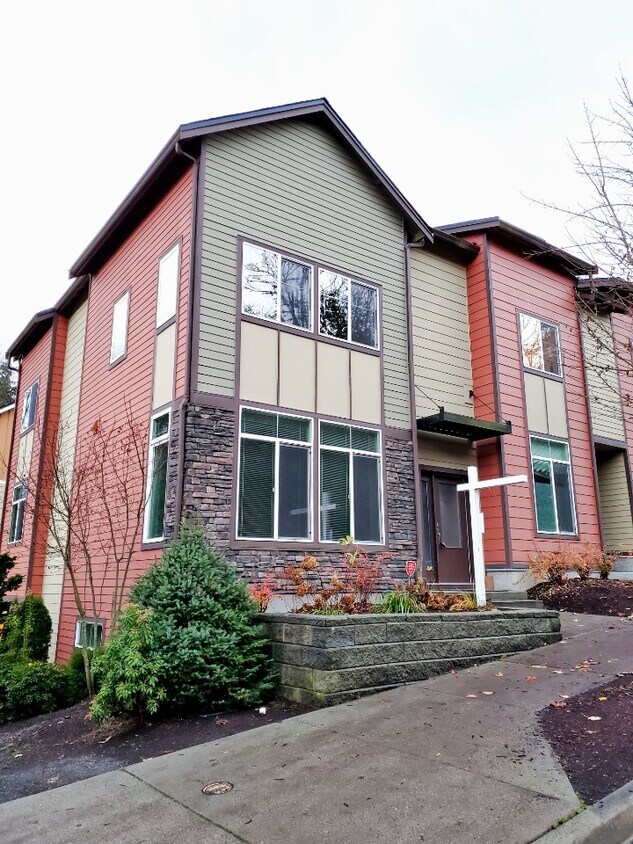Primary Photo - 2101 NW Talus Dr