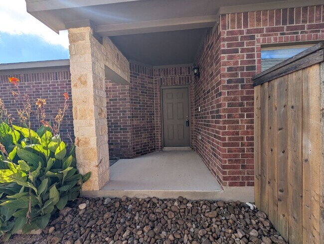 Foto del edificio - 3/2/2 Duplex / Less than 1 Mile to Gruene / Fridge Included/ Gas Cooking / Covered Patio / CISD