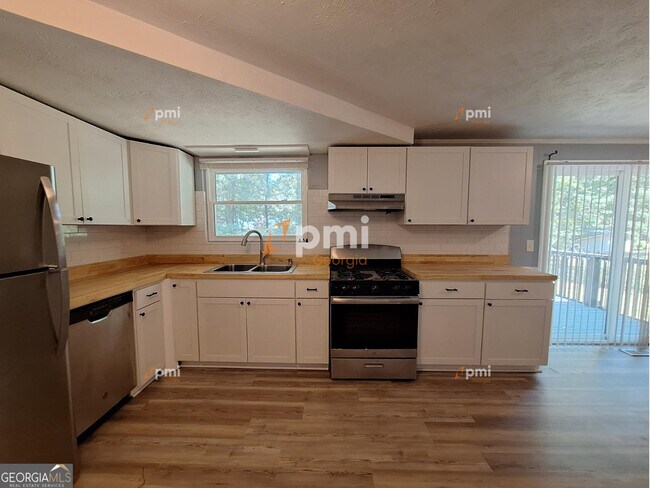 Building Photo - 6139 Lullwater Dr