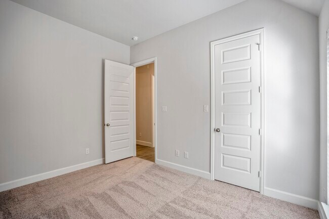 Building Photo - 7845 Charter Hill Dr