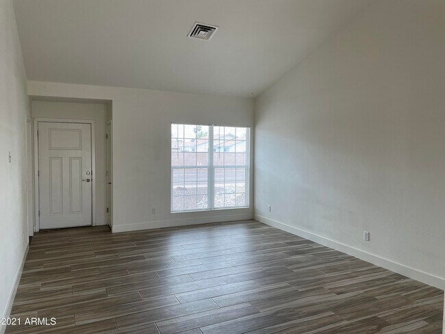 Foto del edificio - 6758 W Mountain View Rd