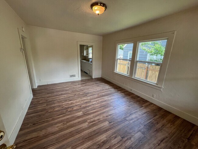 Foto del edificio - Bright and Cozy Home with Bright Interiors...