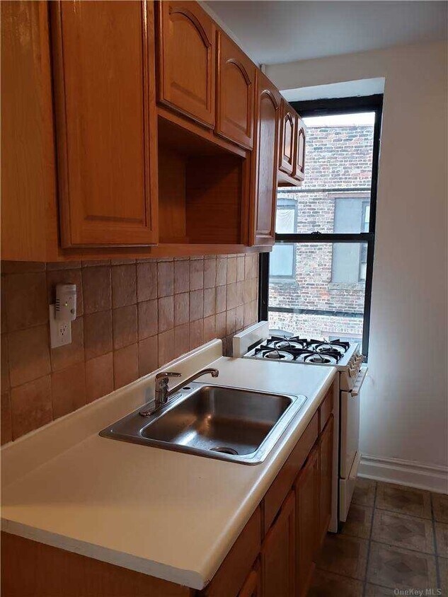 Primary Photo - 42 Diamond St