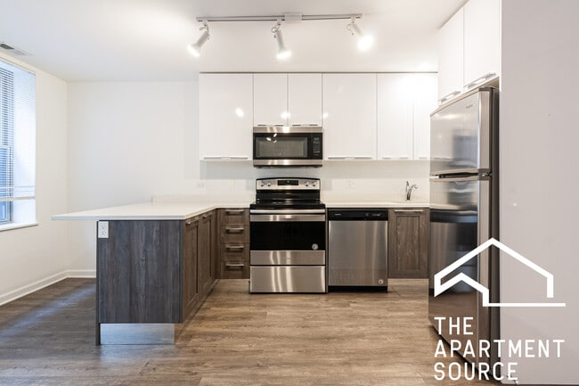 Photo - 940 W Winona St Apartment