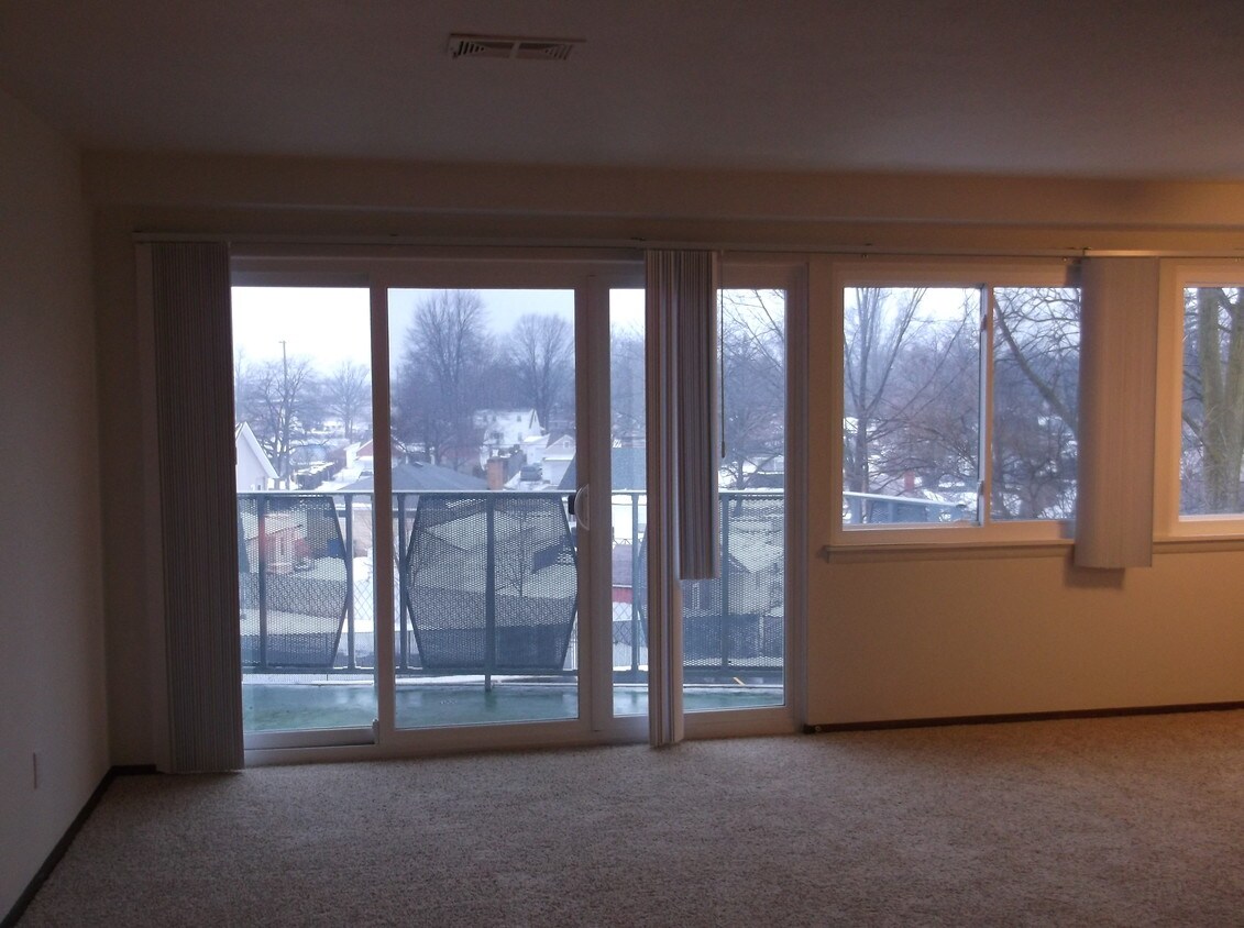 Living Room w/Patio - 6640 Pearl Rd