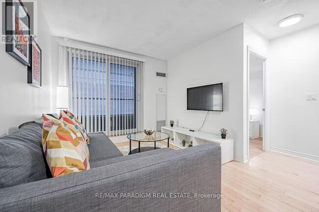 Building Photo - 250 Wellington St W