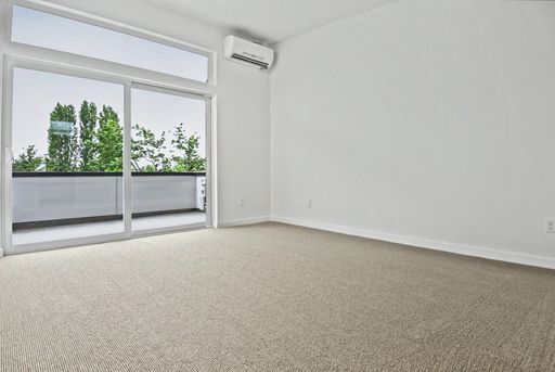 Foto del edificio - AVAILABLE AUGUST 14th! Modern Townhome w/ Private Balcony, AC, & Reserved Parking in Central Area