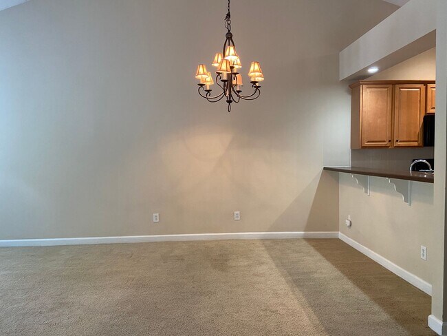 Building Photo - 3 Bedroom,2 Bathroom One Level Townhome in...