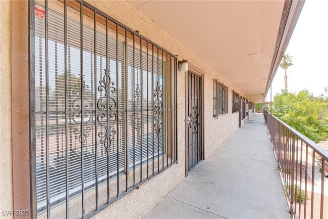 Foto del edificio - 625 S Royal Crest Cir