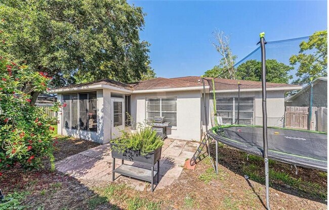 Foto del edificio - 7330 Fairwood Ave