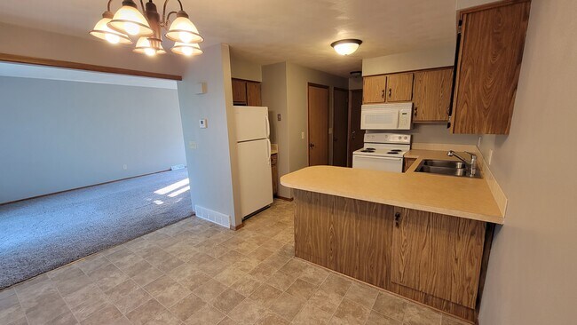 Kitchen - 2127 Country Ln