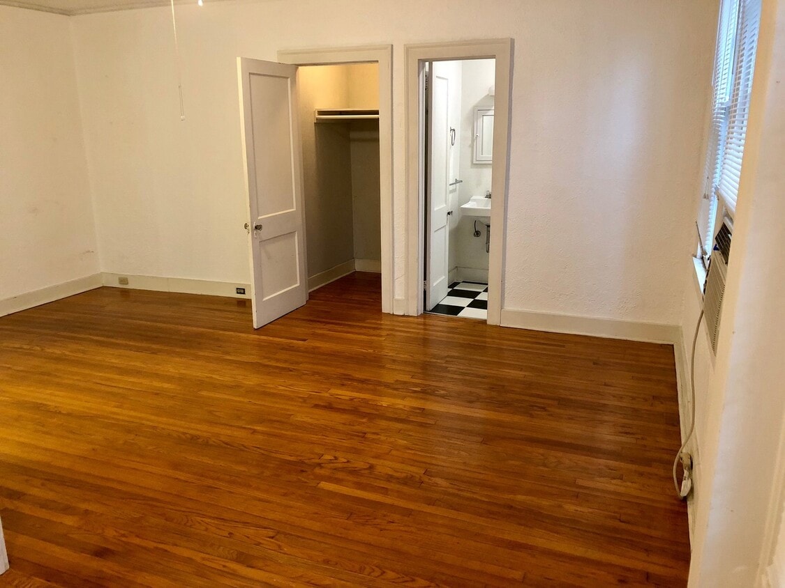 Uptown Studio, one block off of St. Charle... - Uptown Studio, one block off of St. Charle...