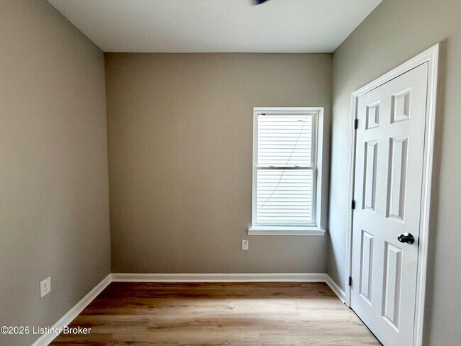 Building Photo - 118 E Collins Ct