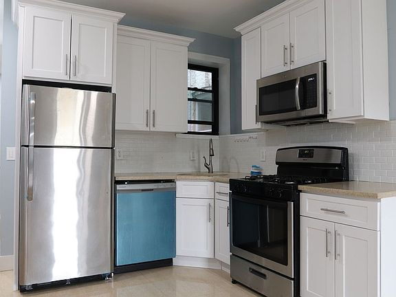 Foto del edificio - 574 Ralph Ave