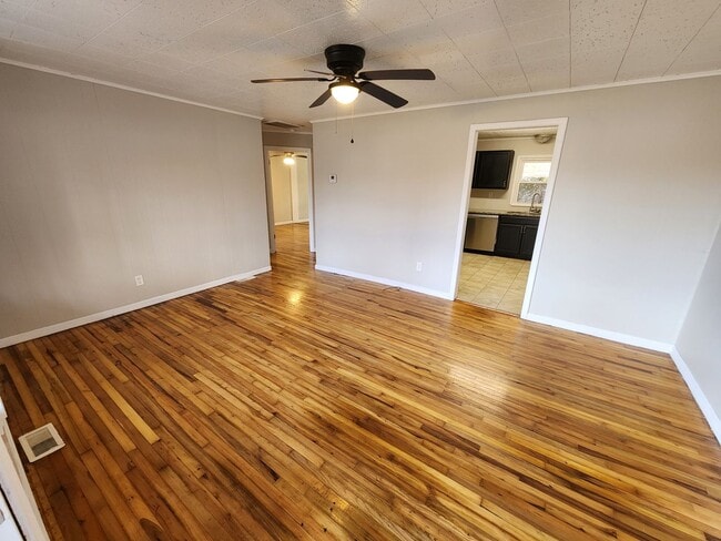 Building Photo - Spacious 3-Bedroom, 2-Bathroom Home AVAILA...
