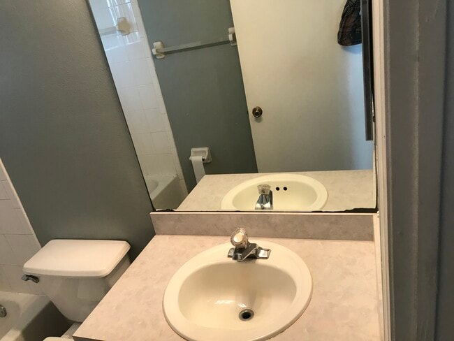 Building Photo - 513 Seasons Ct