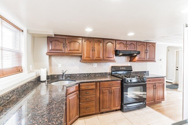 Building Photo - 46 Sturbridge St