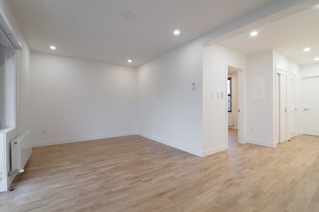 Building Photo - 2050 Av. Claremont