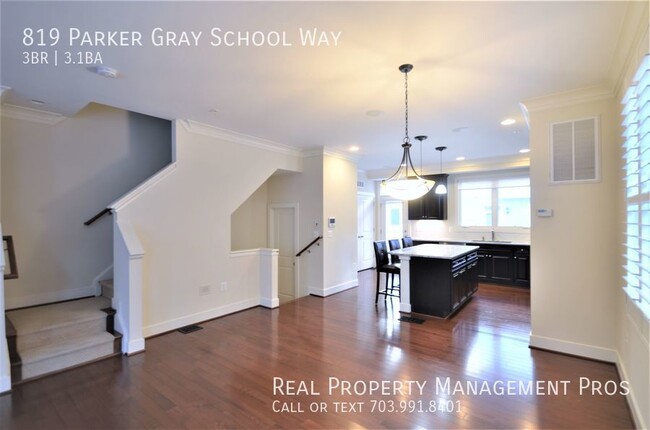 Building Photo - Beautiful End Unit Townhouse, Ideal Old To...