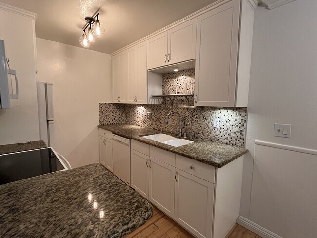 Foto del edificio - 552 N Bellflower Blvd