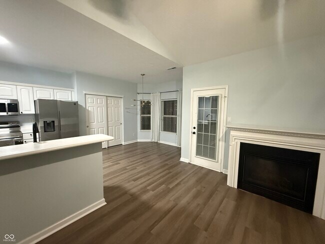 Foto del edificio - 5882 Hollow Oak Trail