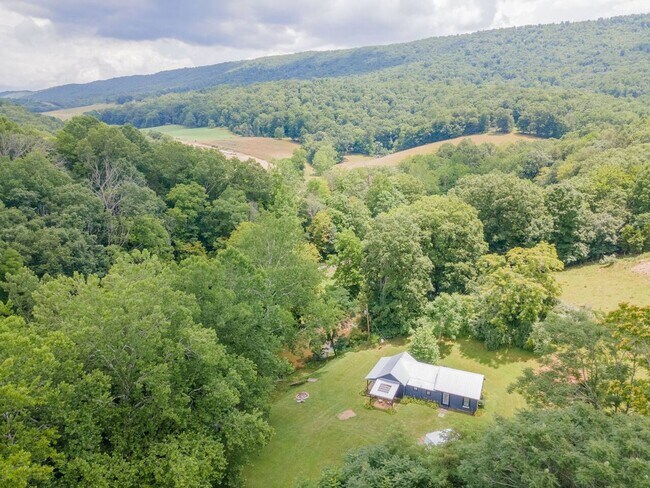 Foto del edificio - Cottage-style single-family home