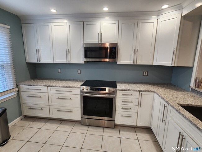 Building Photo - 55 Mill Plain Rd