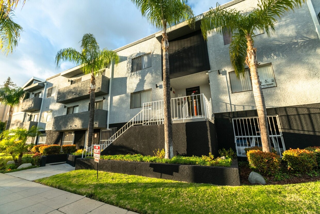 Foto principal - 17211 Chatsworth Street