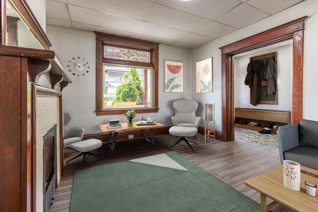 Foto del edificio - Available NOW - Charming 5 Bedroom Home w/...