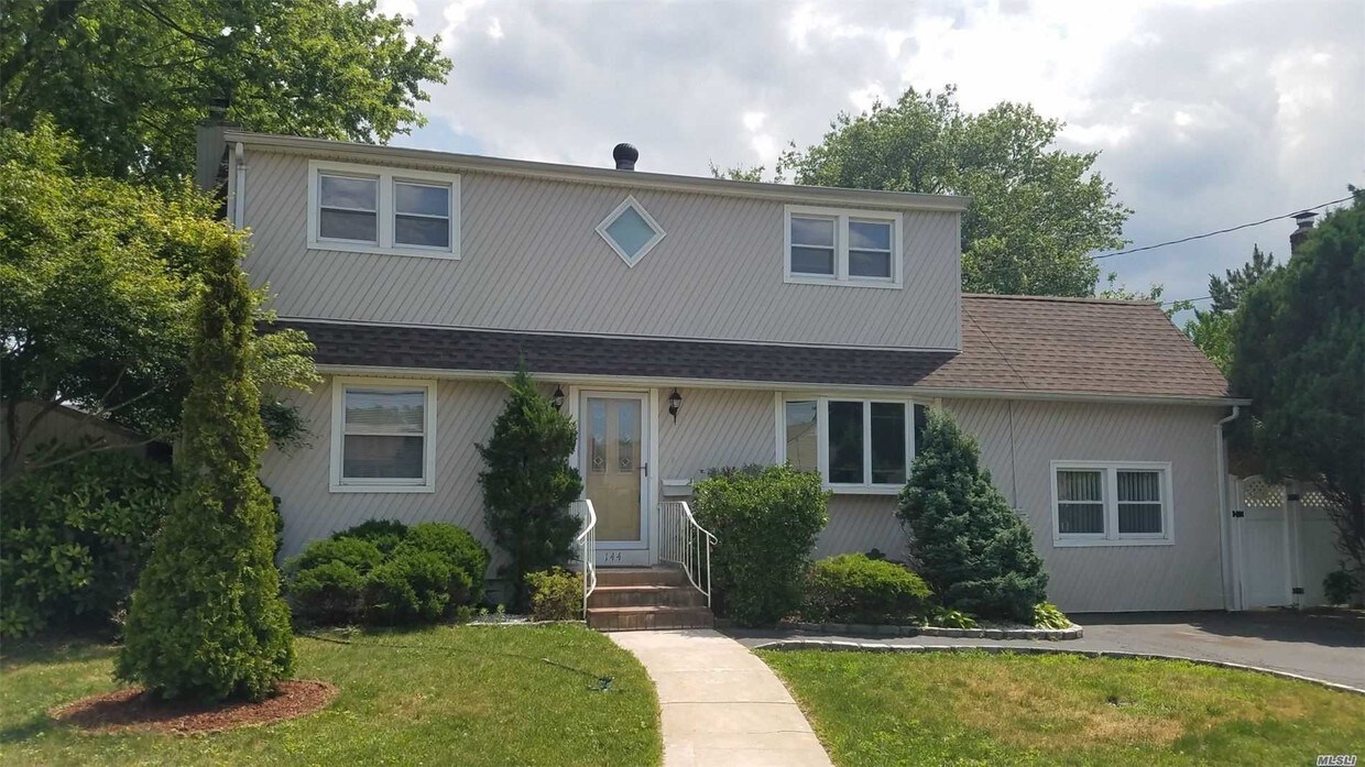 144 Sullivan Ave, Farmingdale, NY 11735 House Rental in Farmingdale