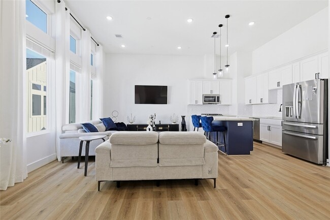 Photo - 107 W Whitney St House