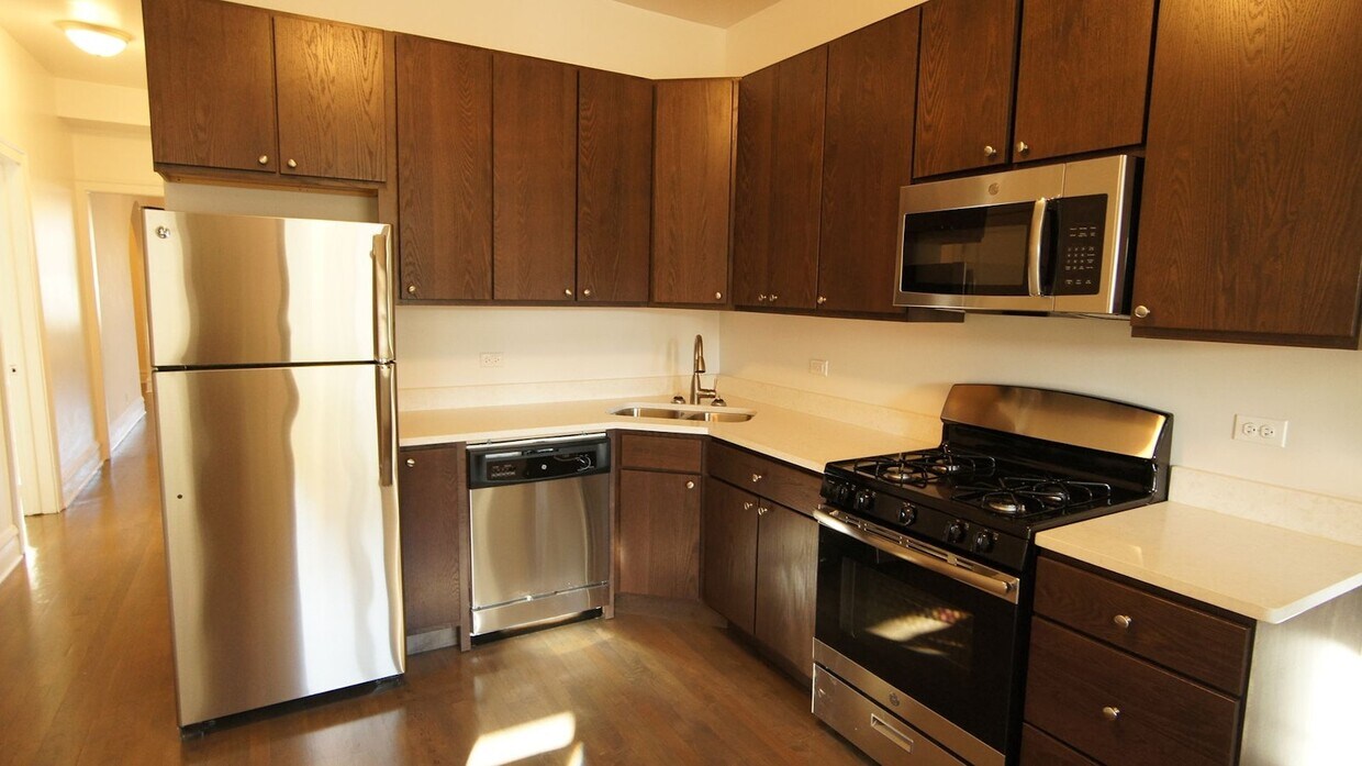 Primary Photo - 2896 N Milwaukee Ave