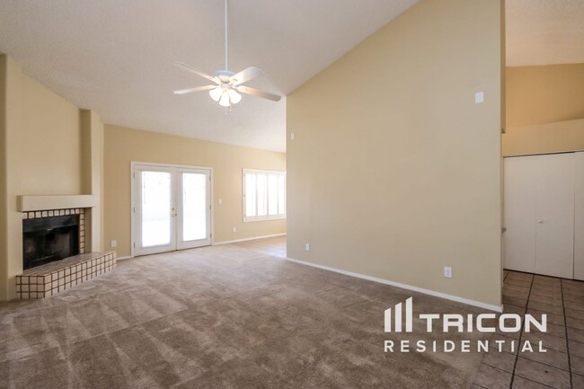 Foto del edificio - 1519 E Sequoia Dr