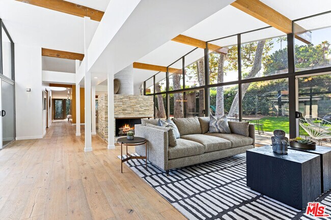 Building Photo - 6225 Frondosa Dr