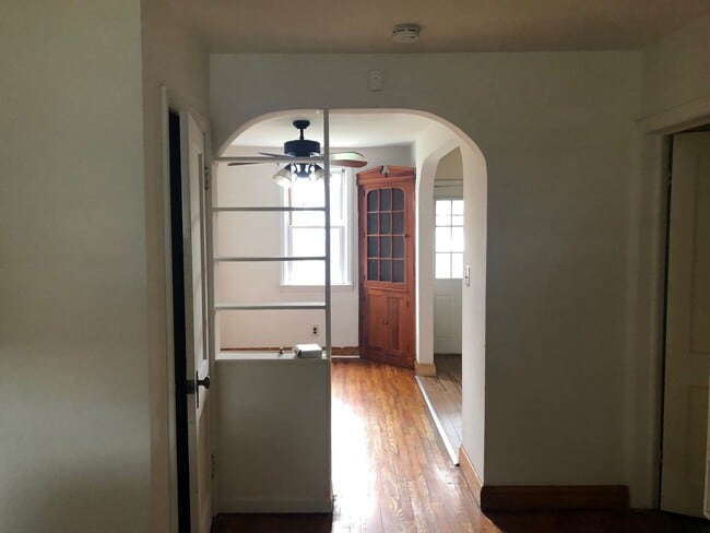 Building Photo - The Perfect 2 Bed / 1 Bath Townhouse 5 min...