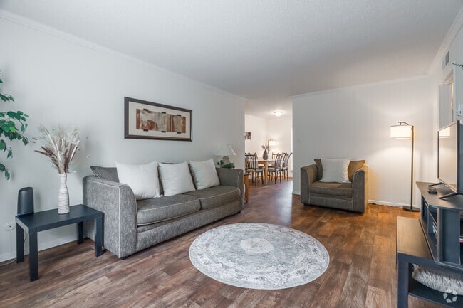 2BR, 2BA - 1,040SF - Living Room - Westcliff Park