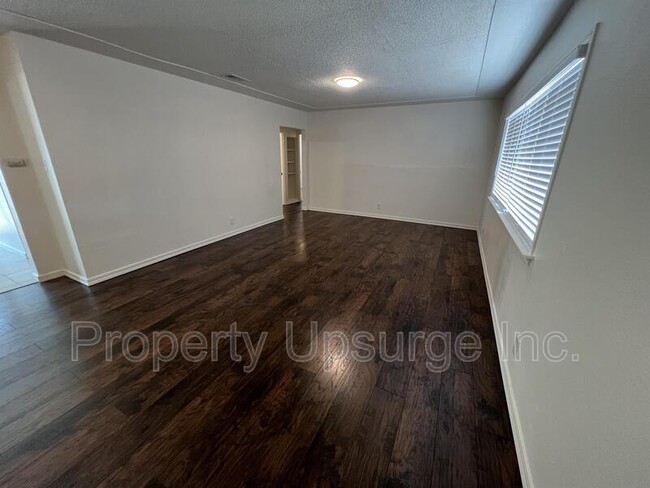 Building Photo - 945 De Moll Dr