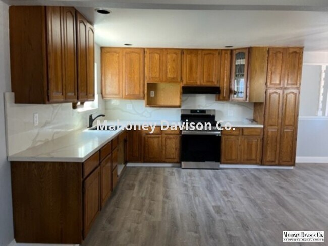 Building Photo - Fully refurbished 3 bdrm/2 bath, fresh pai...