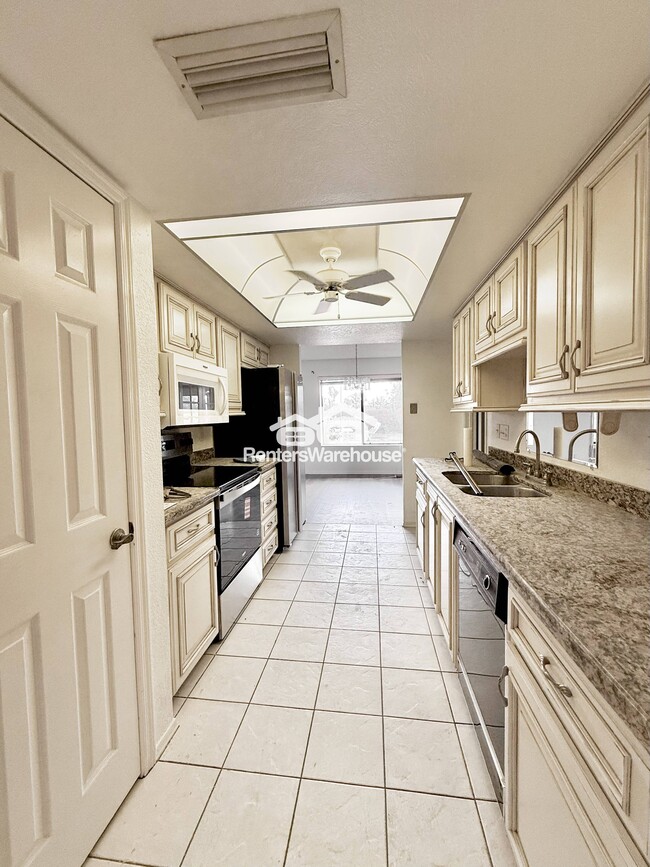 Building Photo - 1011 E Renee Dr