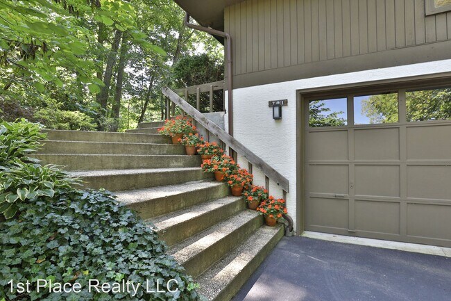 Building Photo - 4 br, 2.5 bath House - 701 Highview Dr