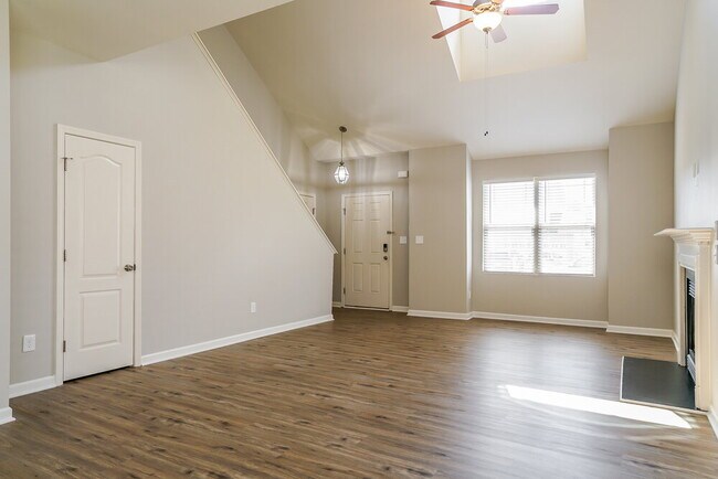 Building Photo - 909 Skinner Dr