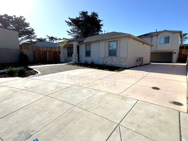 Building Photo - Beautiful 1-Bed 1-Bath Triplex Located In ...