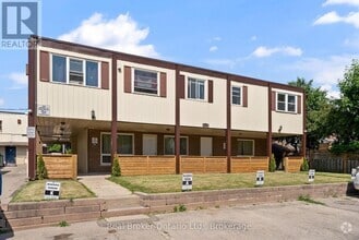 Building Photo - 985-985 Kingsway Dr
