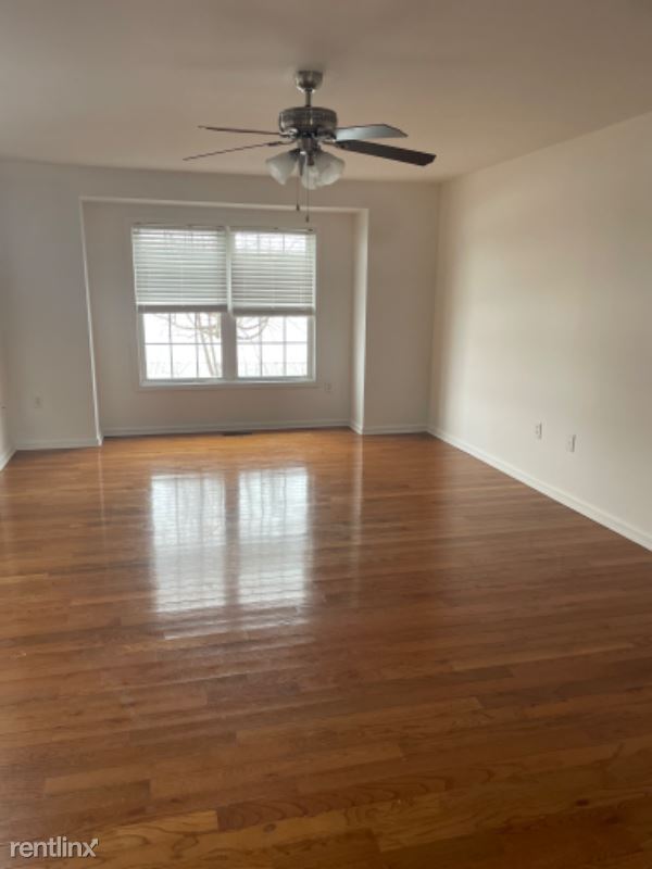 Building Photo - 3 br, 2.5 bath Townhome - 214 swallow drive