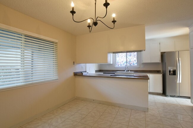 Building Photo - Charming 4 Bedroom 2 Bath Two Story Home i...